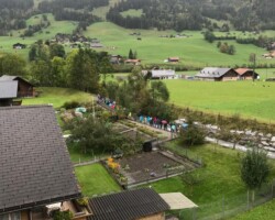 Für einmal meinte es der Wettergott nicht gut mit uns. Fast die ganze Lagerwoche fand bei nass-kaltem Wetter statt. Der Schnee lag bedrohlich tief… Für einmal besammelten wir uns erst um 10.30 Uhr vor dem Lagerhaus. Eine verkürzte Route stand auf dem Programm.