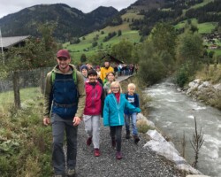 Zwar nicht auf der vorgesehen Route, aber dennoch sicher führte uns Dominik, unser Wanderleiter, zurück zum Musikhaus.