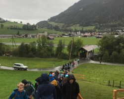 Die Wanderroute startete beim Musikhaus – weiter ging es Richtung Flugplatz und dann aufwärts zum Zweisimmer-Ortsteil ‚Oberried‘. Bald lagen die letzten Häuser von Oberried und Schlatt hinter uns. Der Wanderweg führte uns in den Schlattwald.