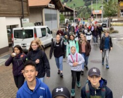 Auch dieses Jahr war es unklar ob die Wanderung wieder ins Wasser fällt. Als wir uns um 10:30 Uhr vor dem Lagerhaus besammelten war auch der Regen nicht mehr da.