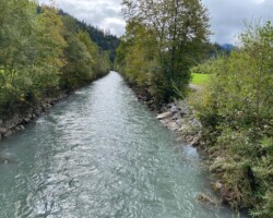 Auf Höhe Grubenwald überquerten wir die Simme und machten uns auf den Weg zurück nach Zweisimmen. Es war eine gemütliche und gesellige Wanderung, danke Dominik und Lisa für die Organisation der Wanderung.