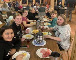 Nach einigen Runden "Stadt, Land, Fluss" beendeten wir den aktivitätsreichen Tag mit dem hoch-beliebten "Fondue-Chinoise" Abend.